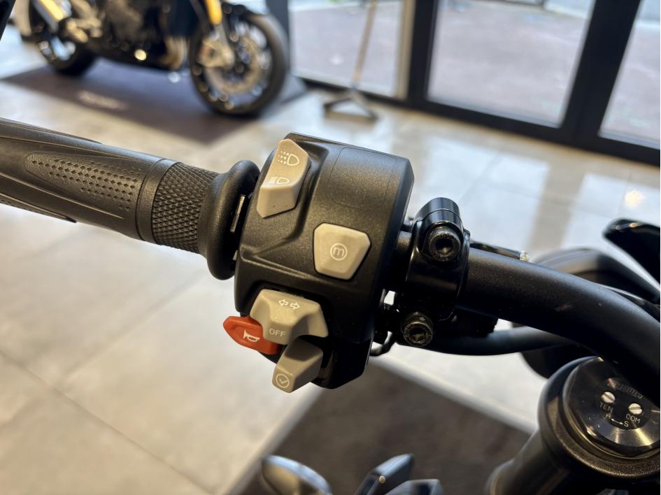 TRIUMPH STREET TRIPLE 765 RS